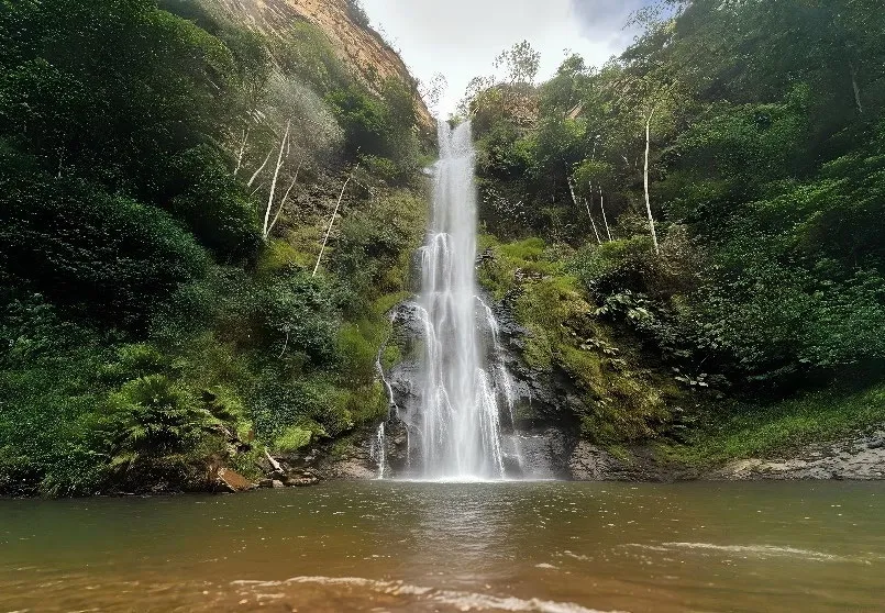 Cachoeira do Chapadao, com 83 metros de queda, em meio a mata nativa