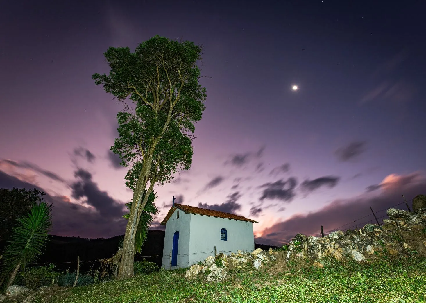 Capela histórica iluminada à noite