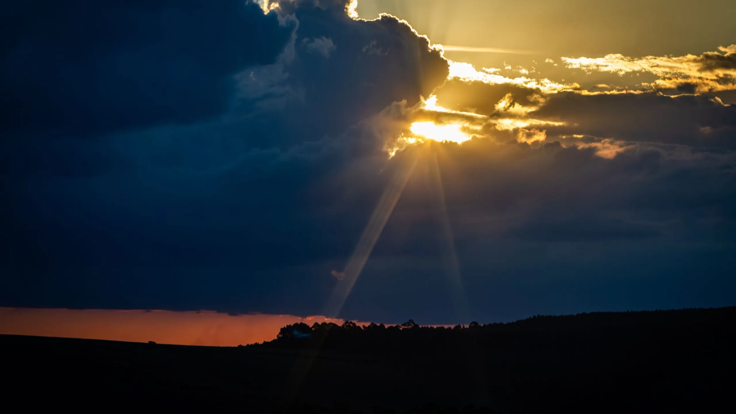 Ceu dramatico ao entardecer sobre a fazenda