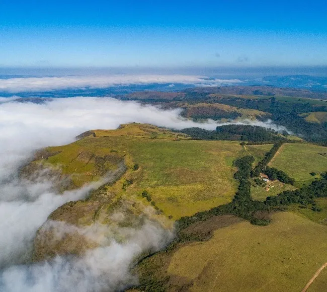 A fazenda vista acima das nuvens