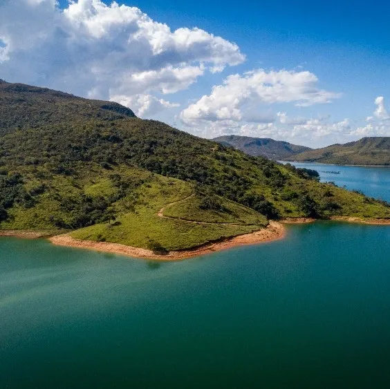Águas esmeralda do Lago de Furnas junto à fazenda Celestial Garden