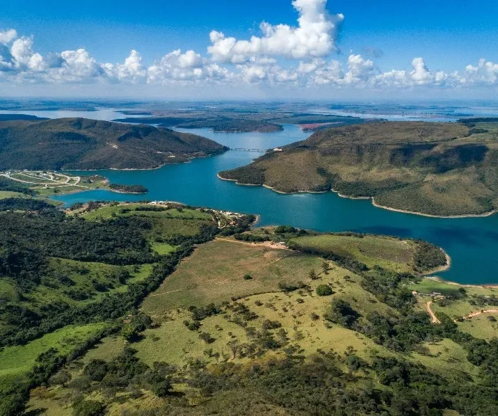 Vista aérea do Lago de Furnas junto à fazenda Celestial Garden