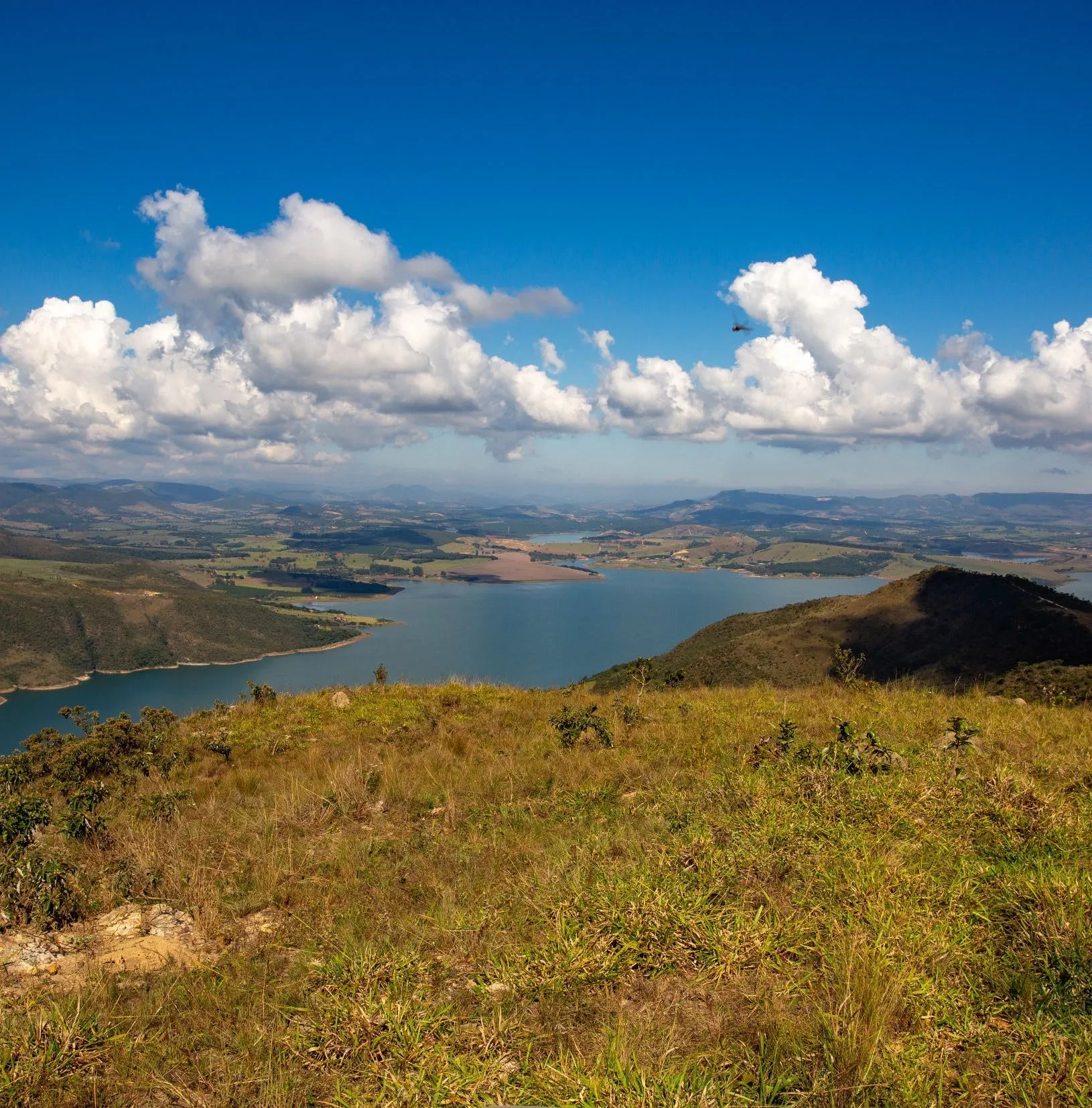 Vista do lago entre montanhas